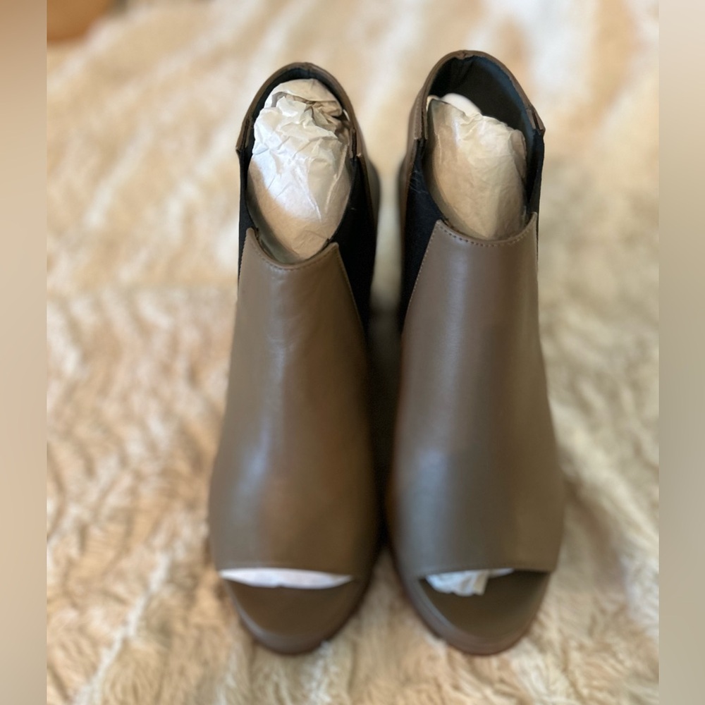 Brand new never worn Balenciaga wedges